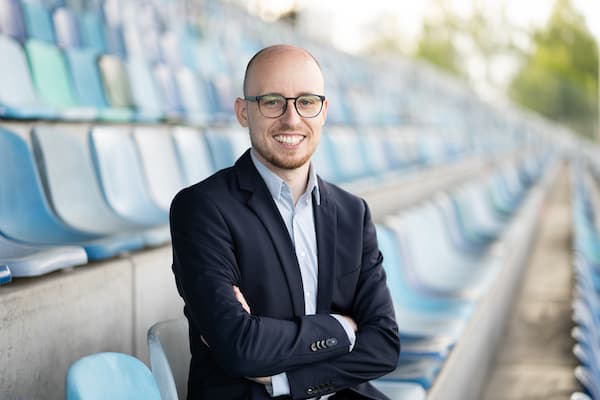 Alexander Beuerle sitzend im Stadion